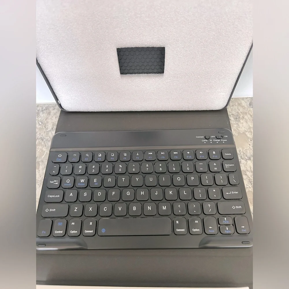 NWOT Wireless Keyboard Case for iPad